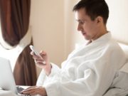 Mann arbeitet im Hotel-WLAN