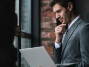 Digitale Plattformen spalten die deutsche Wirtschaft Mann am Rechner