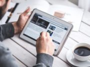 Mann liest Nachrichten online