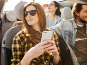 Mit Uber im Auto einkaufen Smartphone im Auto Uber