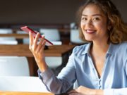 Dame nutzt Voice Search