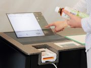 Kontaktlose Selbstbedienungskasse mit Hologramm-Display