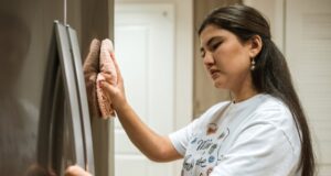 Putzen eines gebrauchten Kühlschranks