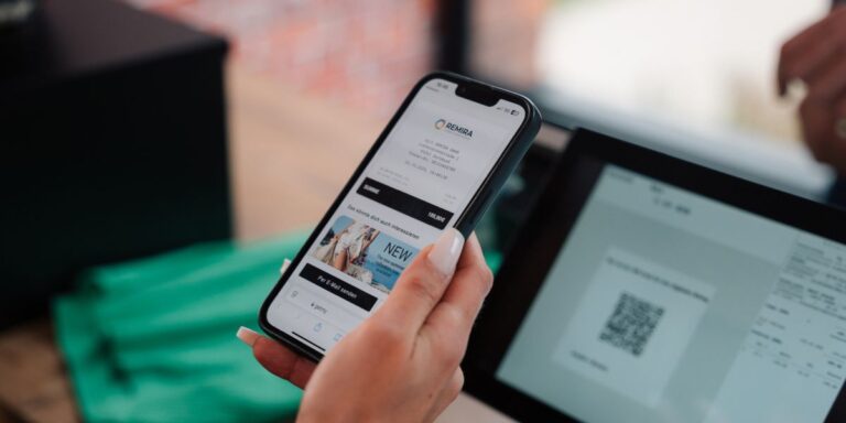 QR-Codes an der Kasse: Remira und warrify bringen Online-Marketingstrategien ins Gesch