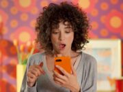 Temu-Kundin beim Shoppen